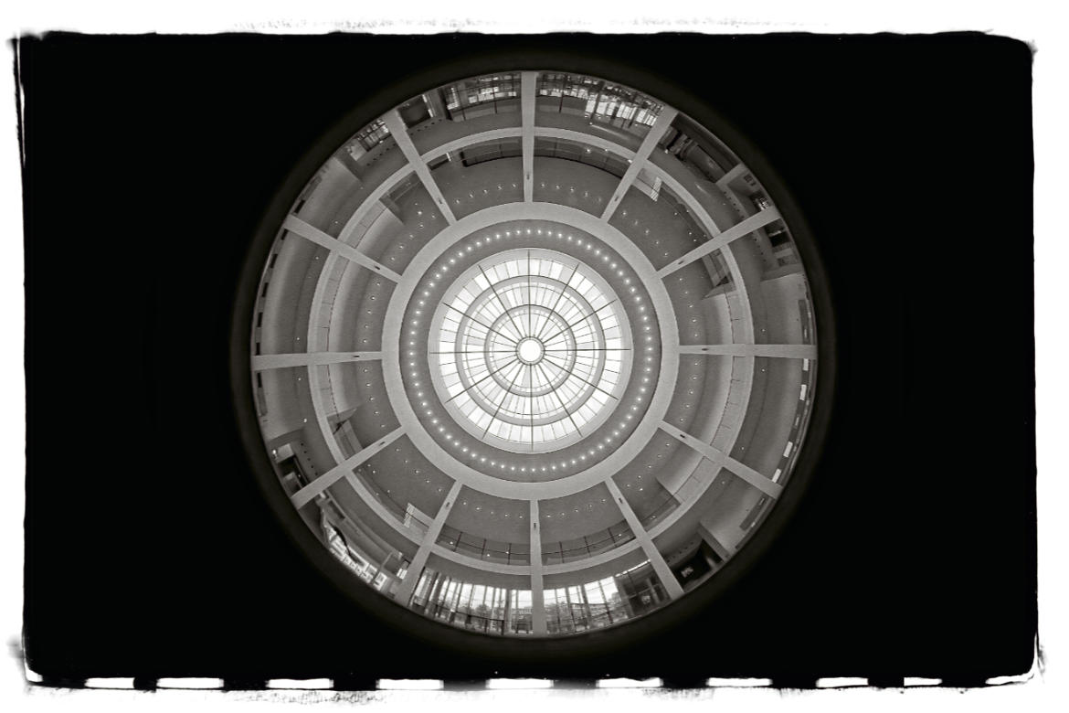 Rotunde in der Pinakothek der Moderne in München, Reinhard Mohr Fotografie, Ausstellung im ubo9 in München 2026, Fotoserien Architektur, Treppen – Stairways to Heaven und oesie der Mechanik